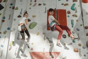 Imagen de dos niños haciendo búlder | Actividades divertidas y únicas para hacer en Boulder, Colorado, con un festival de música familiar.