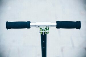 Imagen de los manillares de una scooter | Consejos para viajar en verano a Boulder, Colorado Festivales de música en Colorado