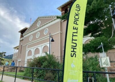 Cartel de recogida del servicio de transporte en el festival